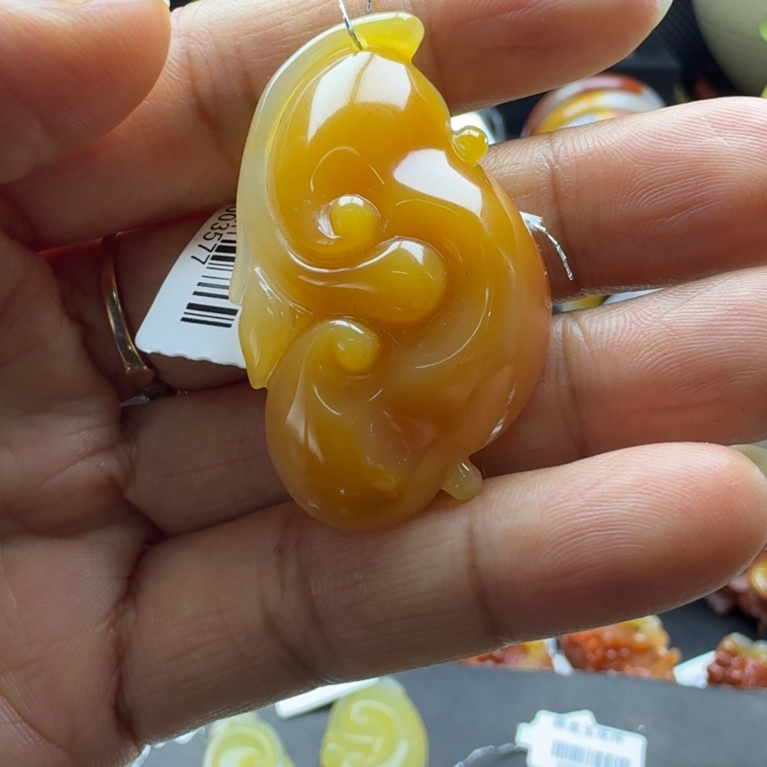 石英质玉（黄龙玉）未镶嵌颈饰