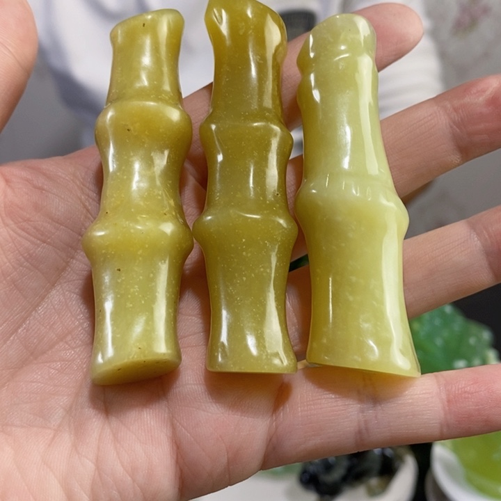 未镶嵌岫玉手把件其中一件