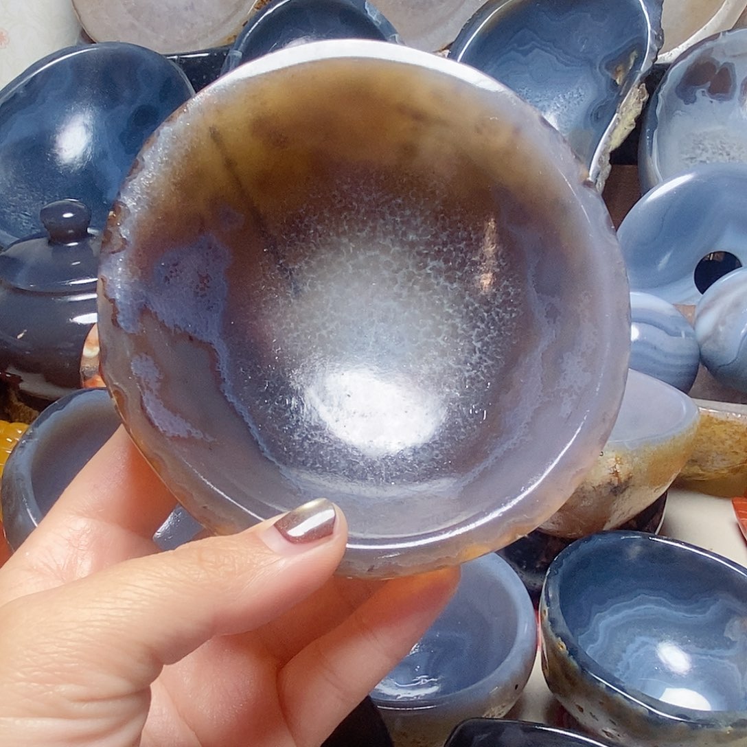 坐***时玛瑙/玉髓未镶嵌，