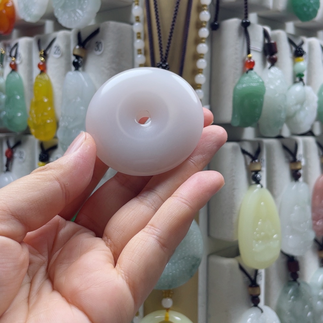 颈饰未镶嵌石英质玉