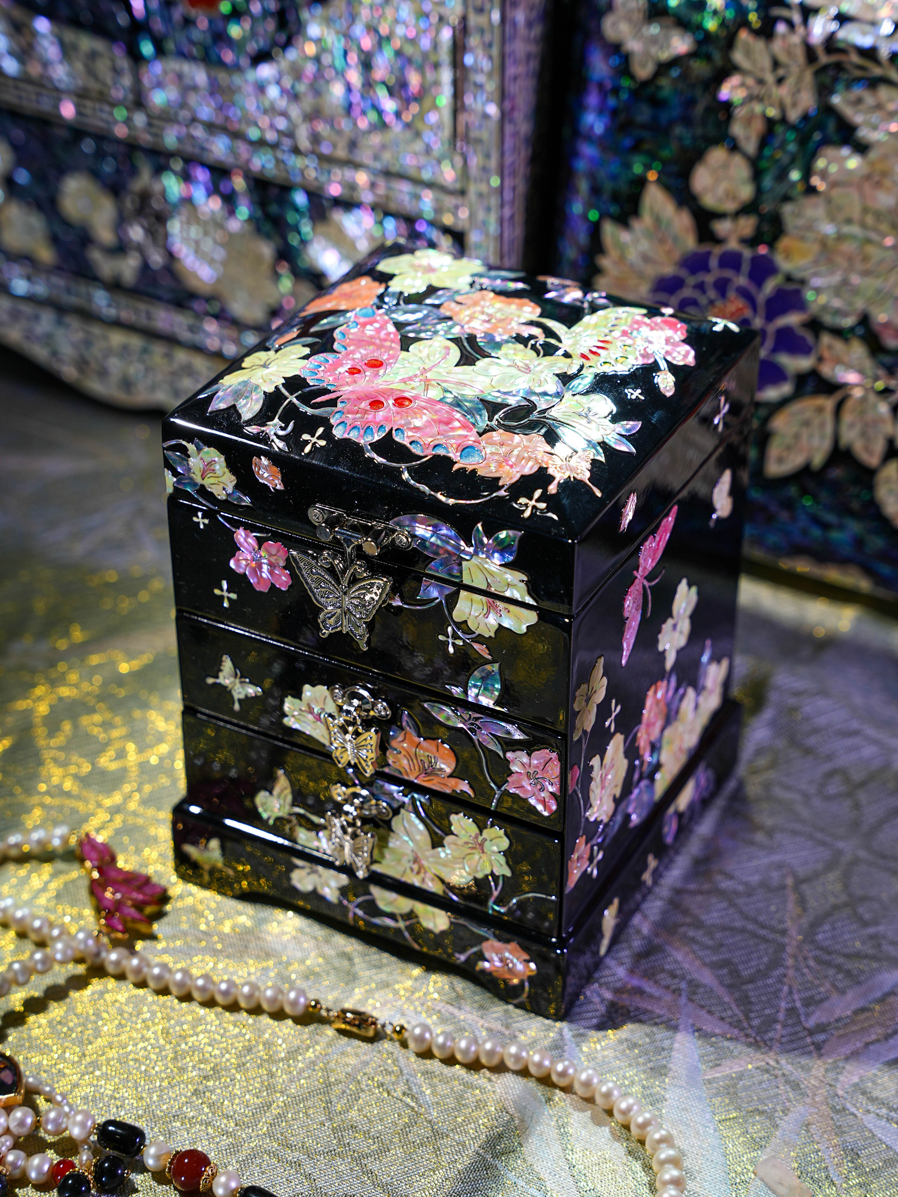 （新款）蝶影繁花多层螺钿漆器首饰盒高档实木结婚礼物新婚礼品摆件