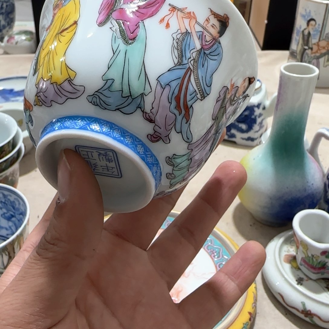 瓷片瓷器上还有两条长线上镌刻