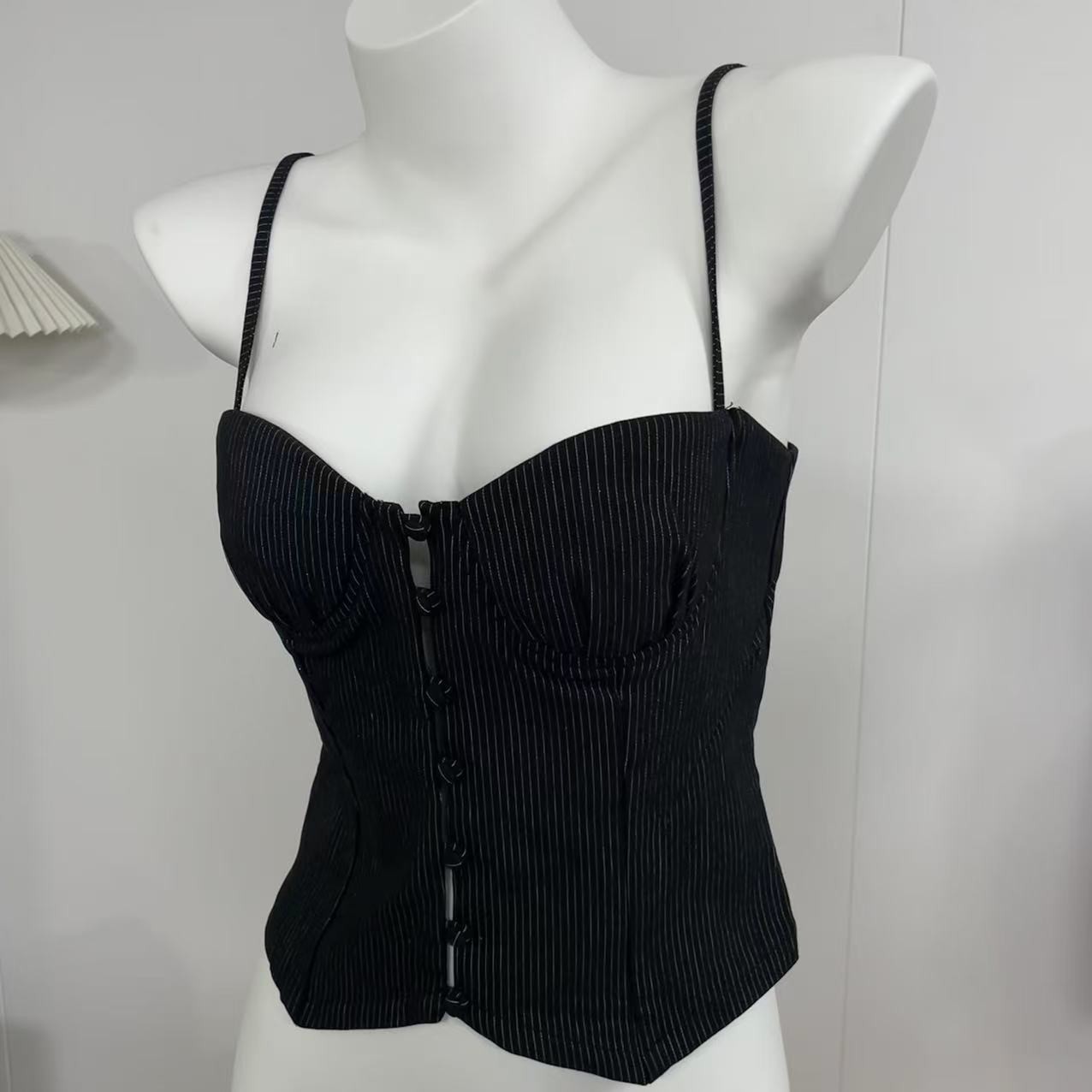 [胖鹅张]深灰黑条纹排扣吊带上衣#P22[实物以直播间展示为准]