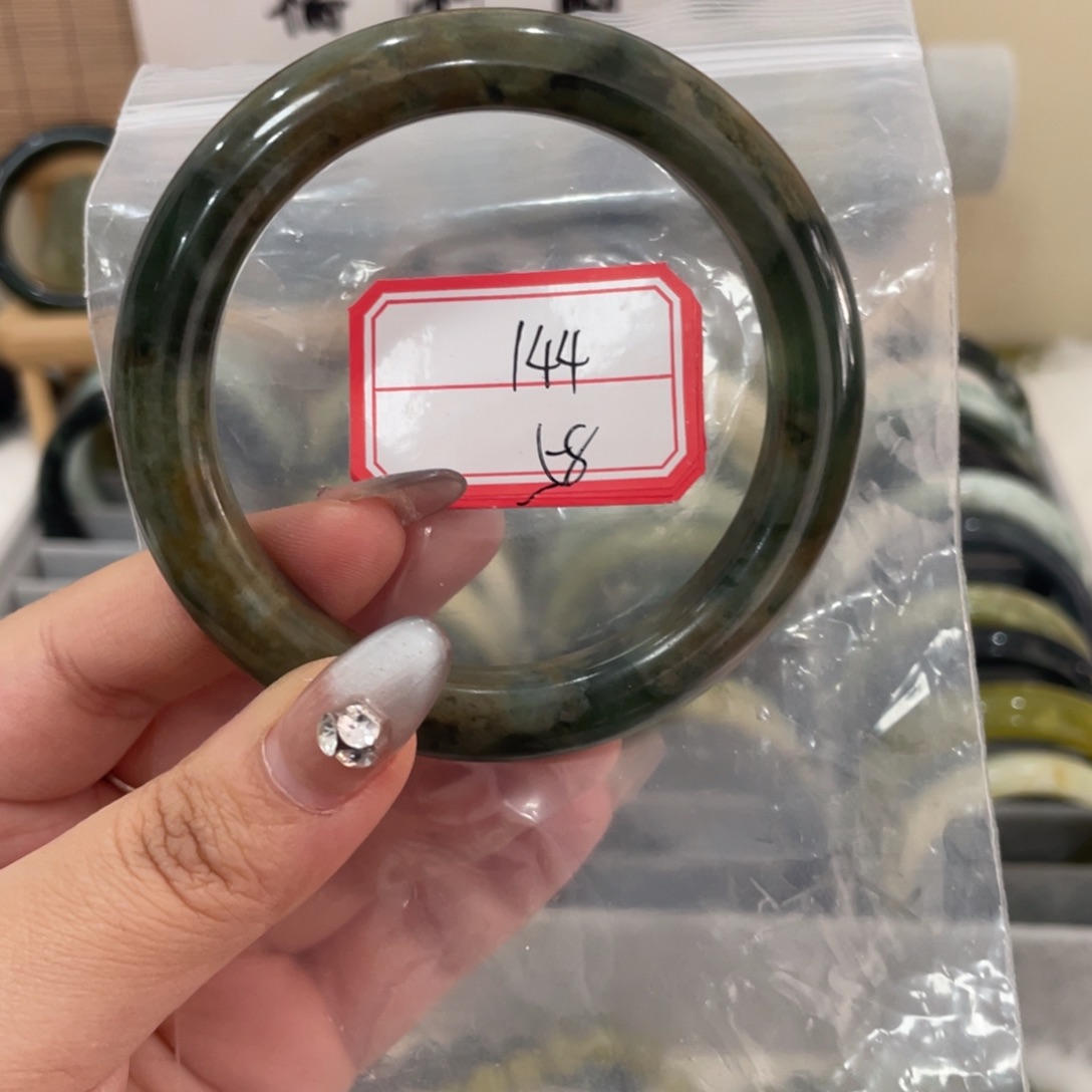 蛇纹石玉手镯未镶嵌