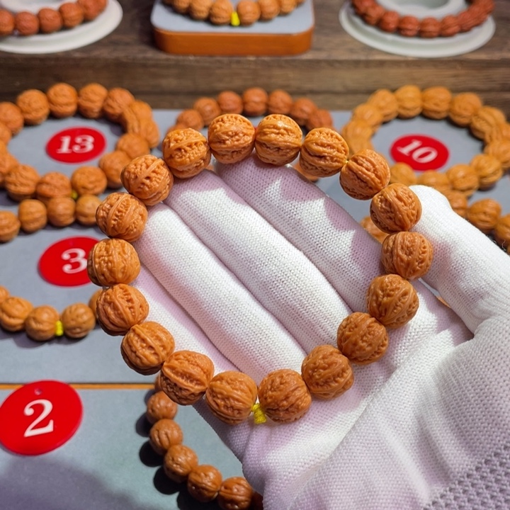 文玩核桃手串玉麒麟