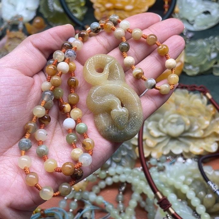 蛇纹石玉吊坠合金小**子