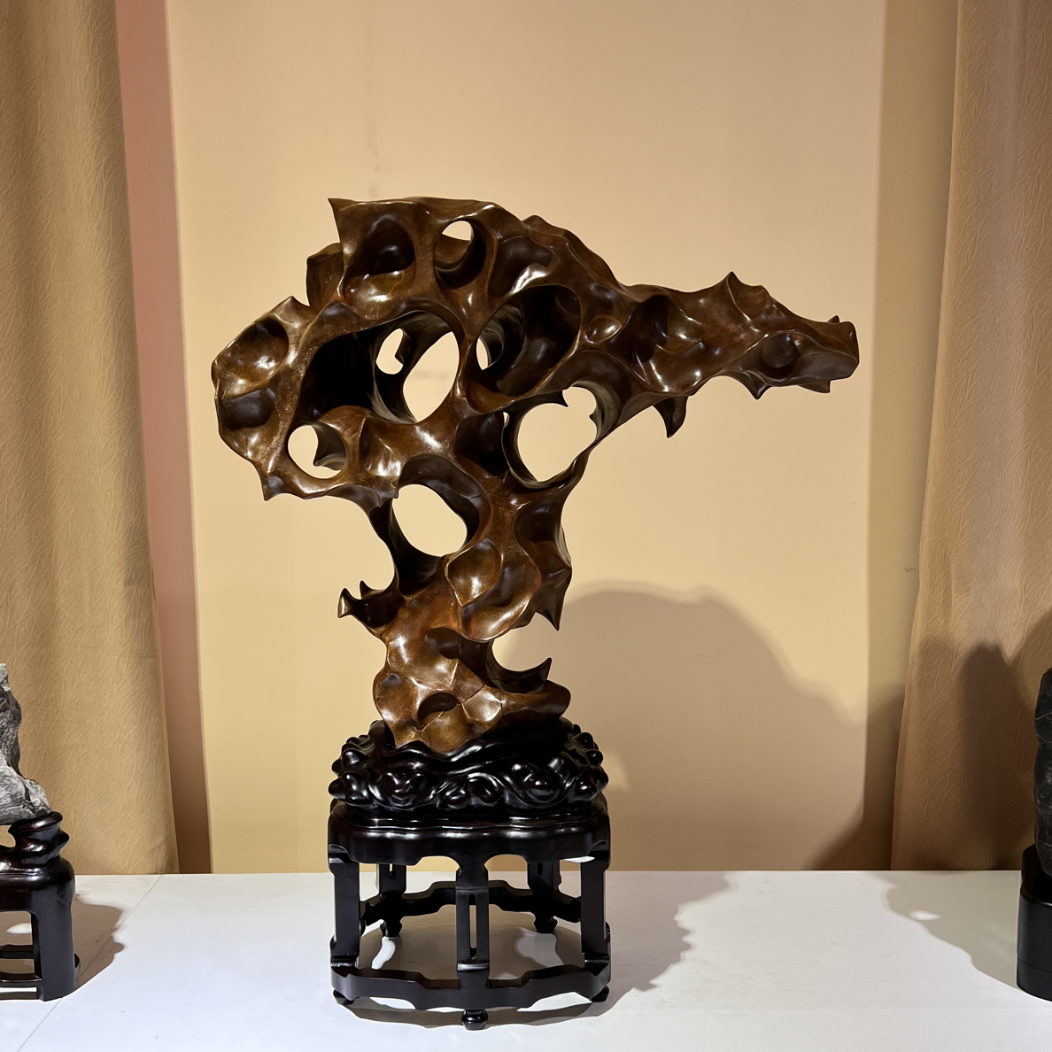 太湖石石奇石景观水冲炫金色太湖石案头茶桌摆件