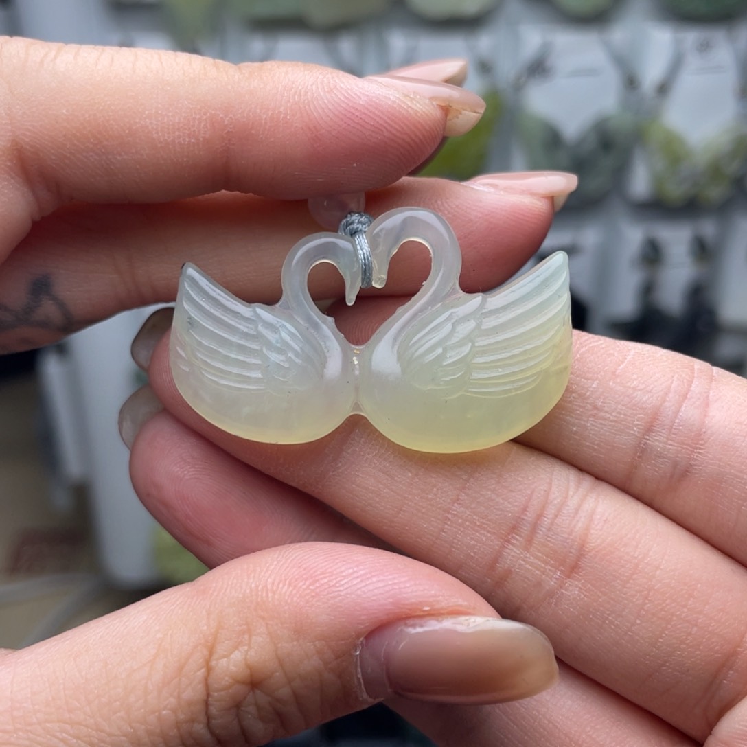 岫玉未镶嵌颈饰天鹅