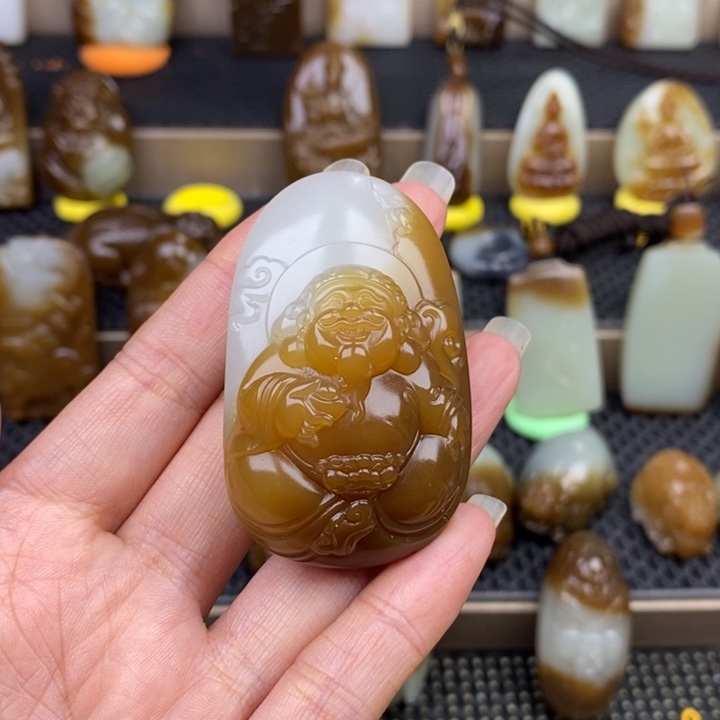 如***水和田玉未镶嵌颈饰