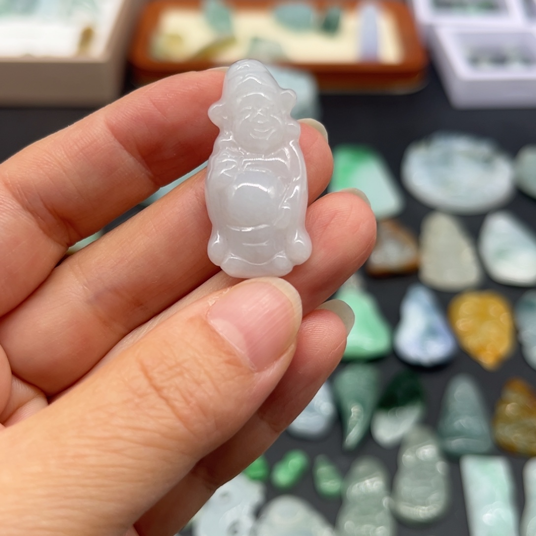 翡翠未镶嵌颈饰财神