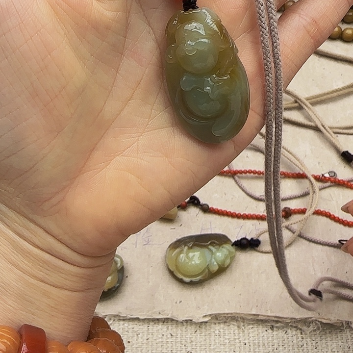 钱***也颈饰未镶嵌和田玉