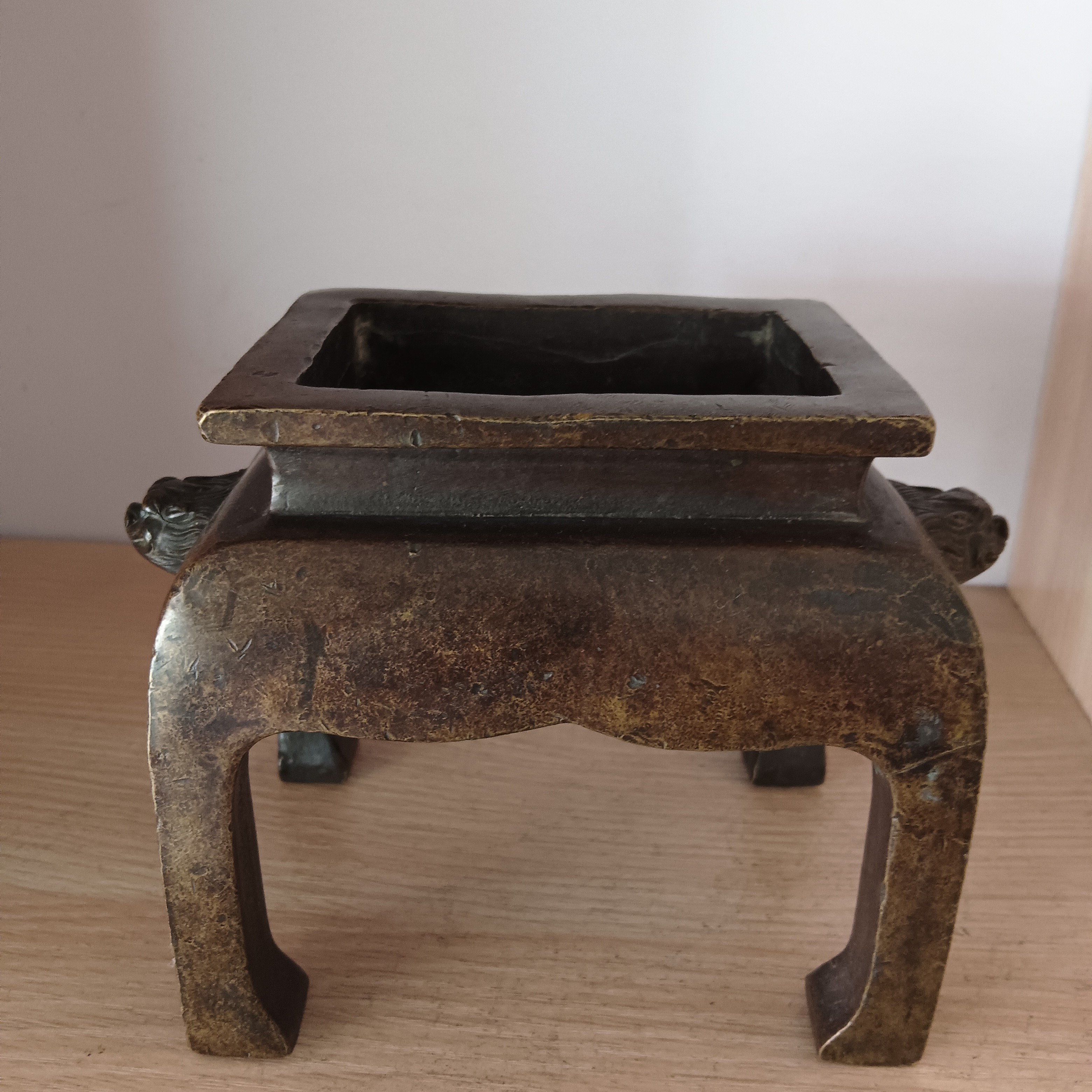 传世精美方正铜香炉型态浑厚极具特色