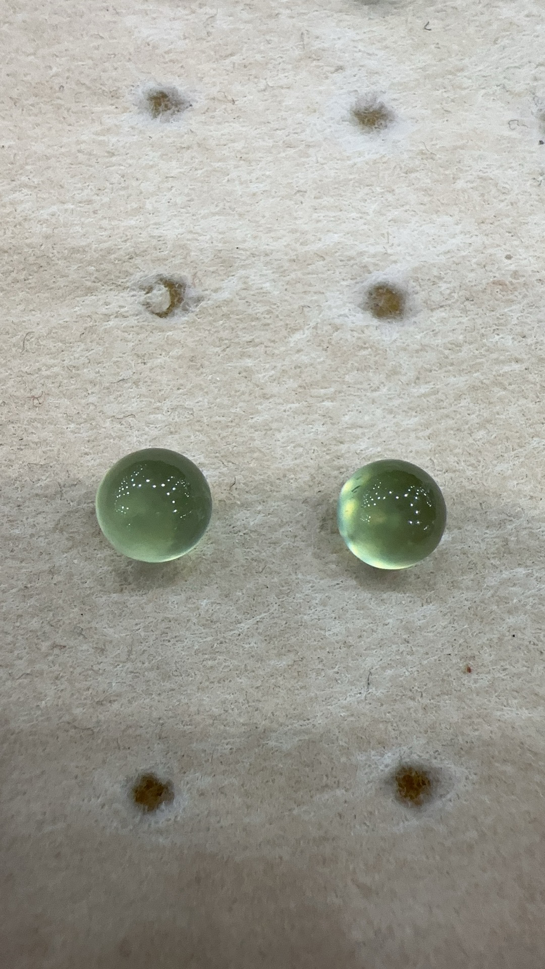 天然岫玉耳钉，岫玉直径卡8左右