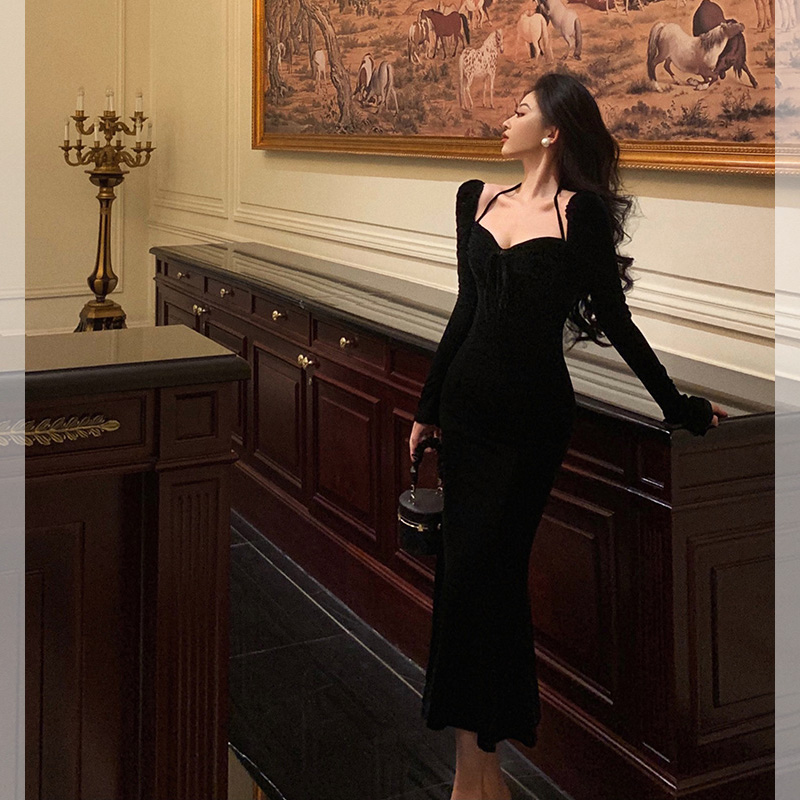  562黑色挂脖丝绒连衣裙女2024早秋新款纯欲气质修身鱼尾长裙3045