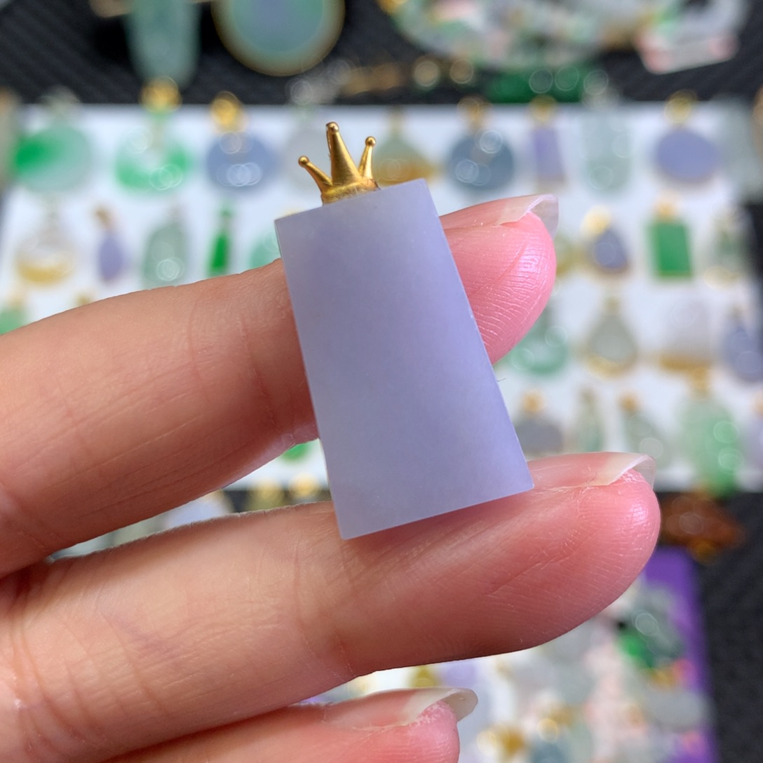 翡翠颈饰18K金镶嵌翡翠吊坠的未镶嵌