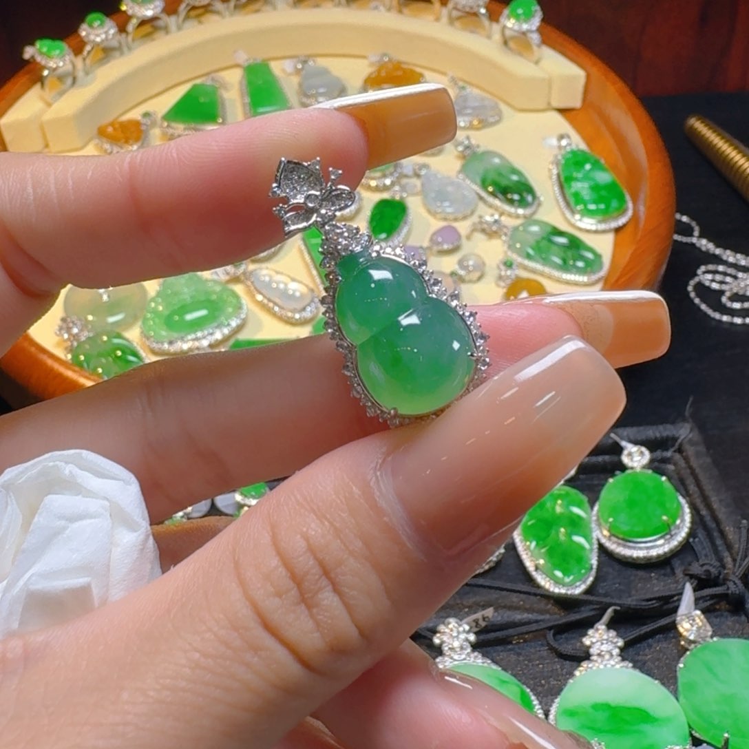 翡翠18K金镶嵌颈饰葫芦吊坠