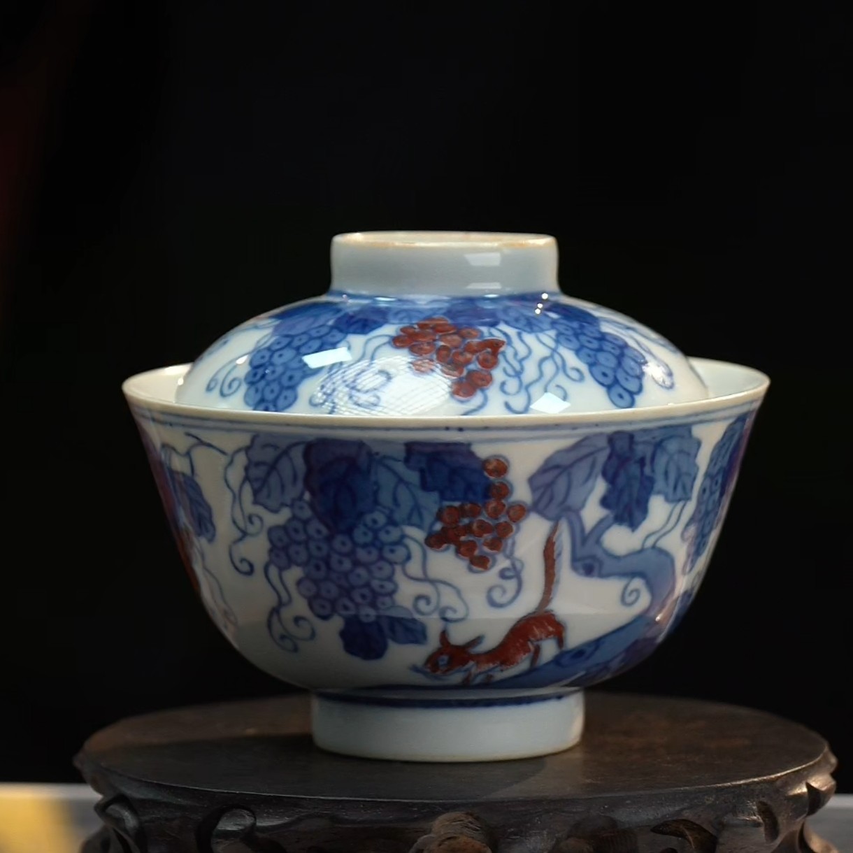 青花釉里红松鼠葡萄纹盖碗