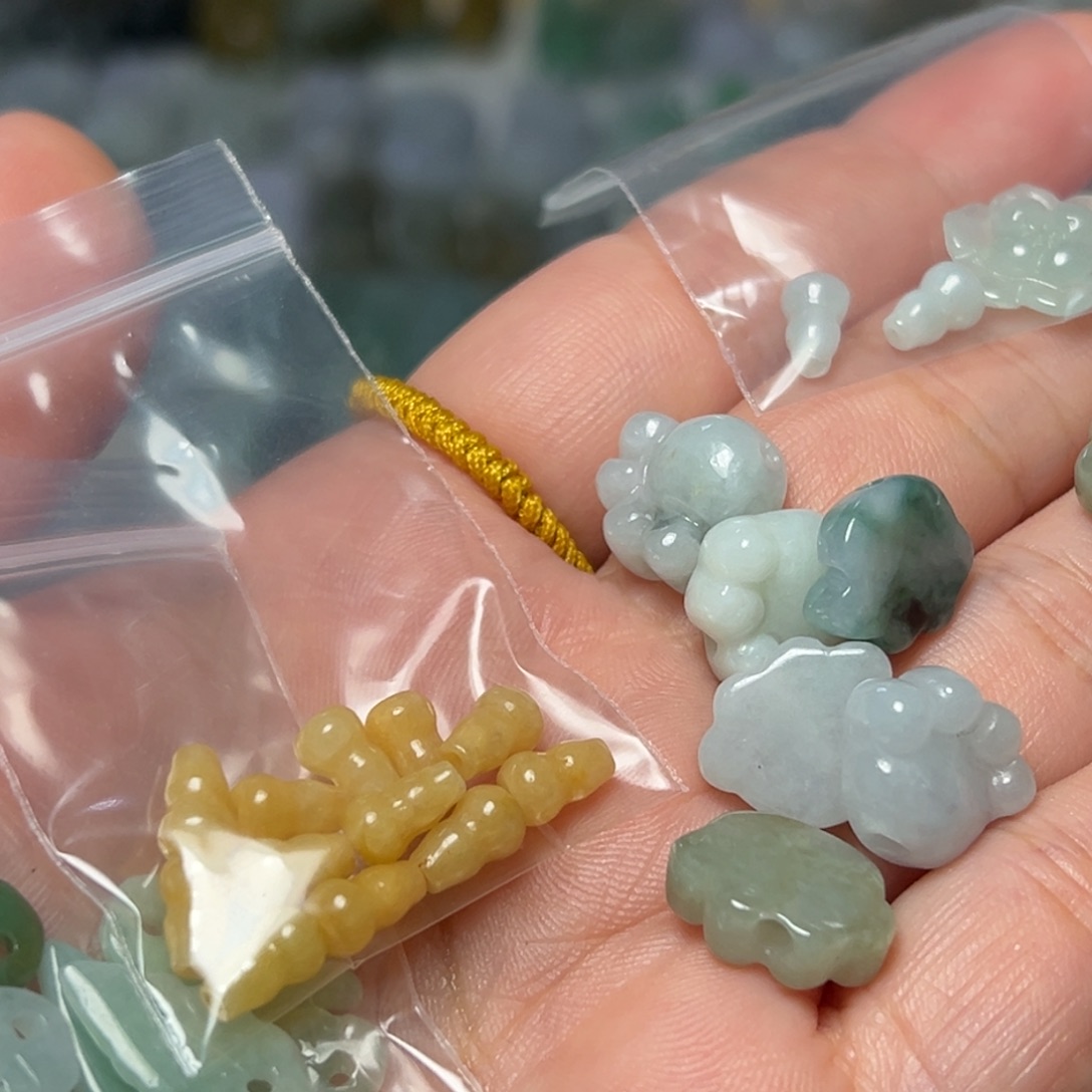 江***y翡翠未镶嵌颈饰33个244块