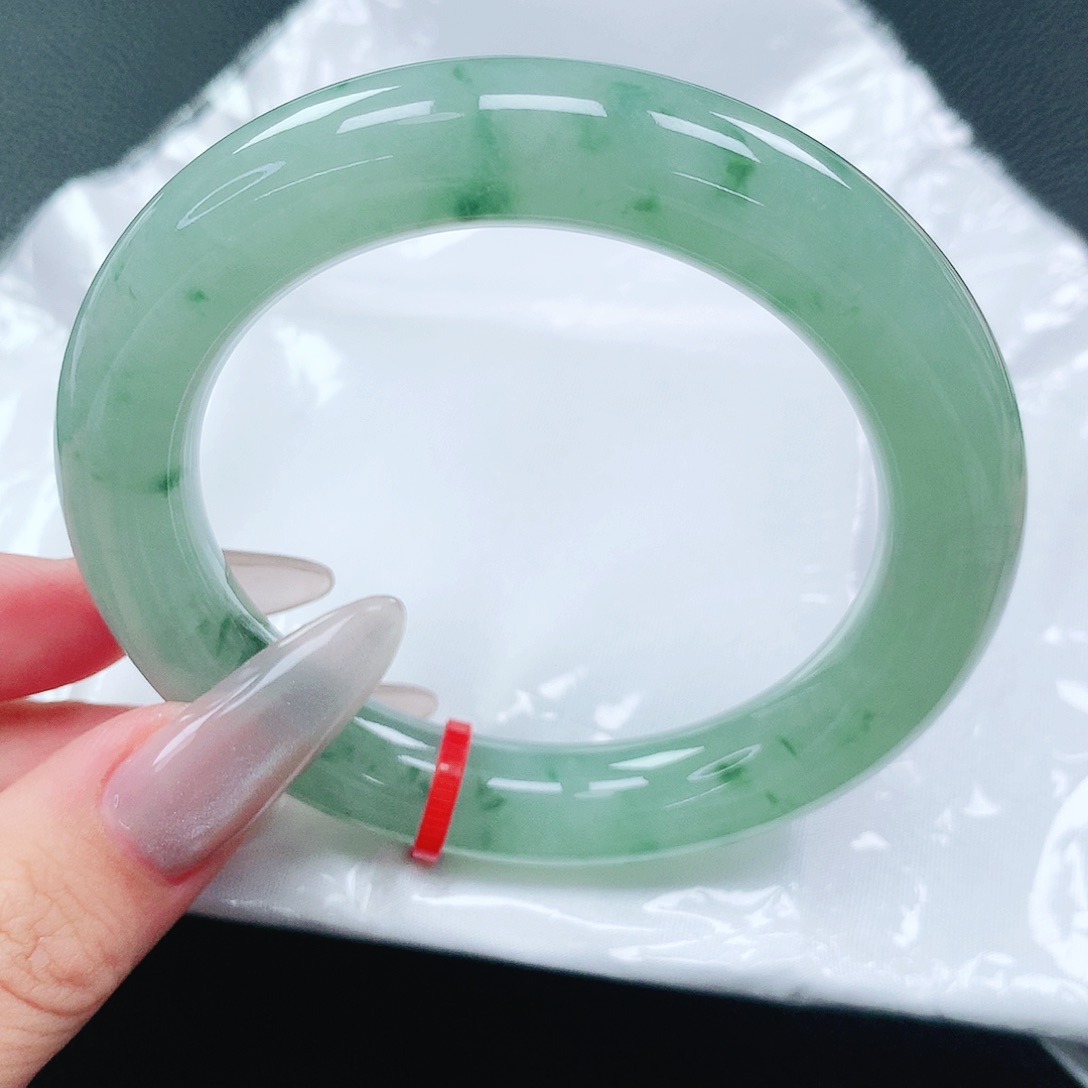 翡翠手镯未镶嵌54圈