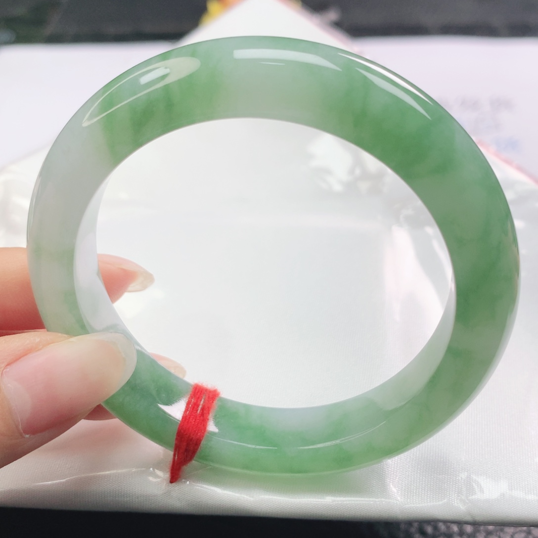 翡翠未镶嵌手镯翡翠54.6飘果绿窄版正圈