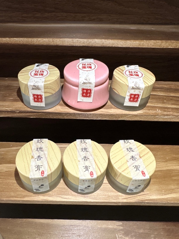 玫瑰香膏，润唇膏。