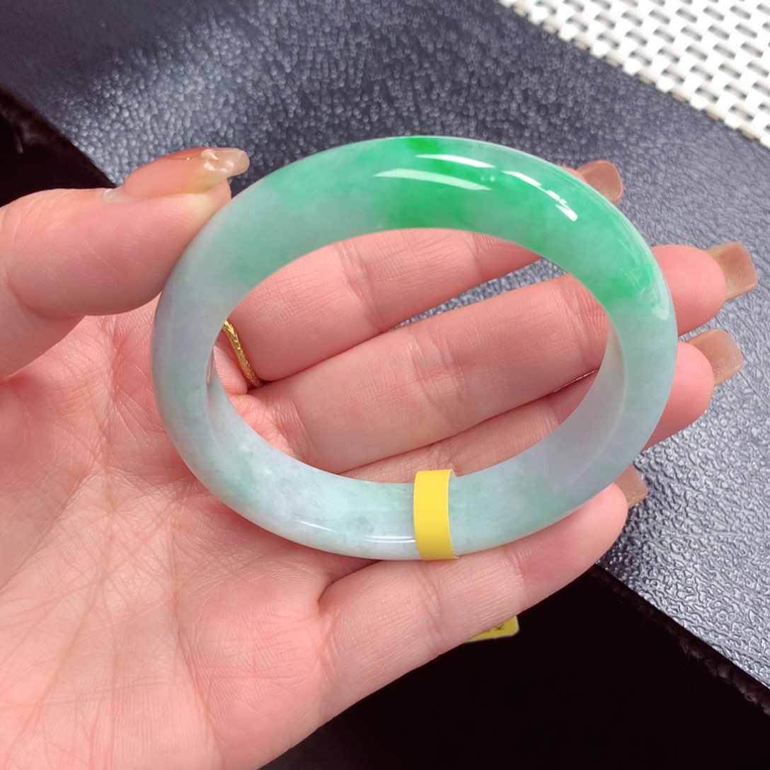 翡翠手镯未镶嵌翡翠