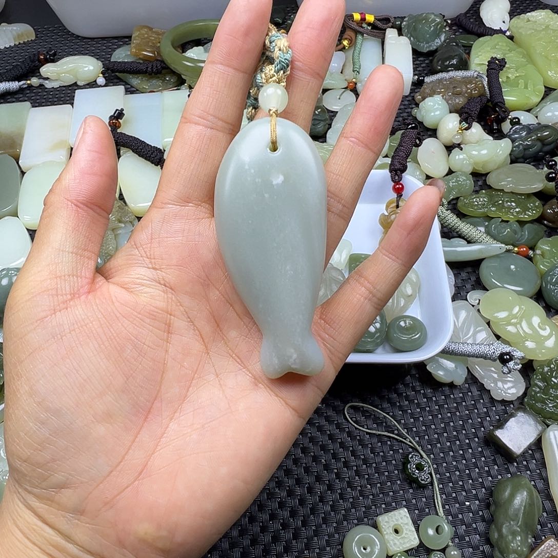 嘟***嘟和田玉未镶嵌颈饰买断价，不退不换