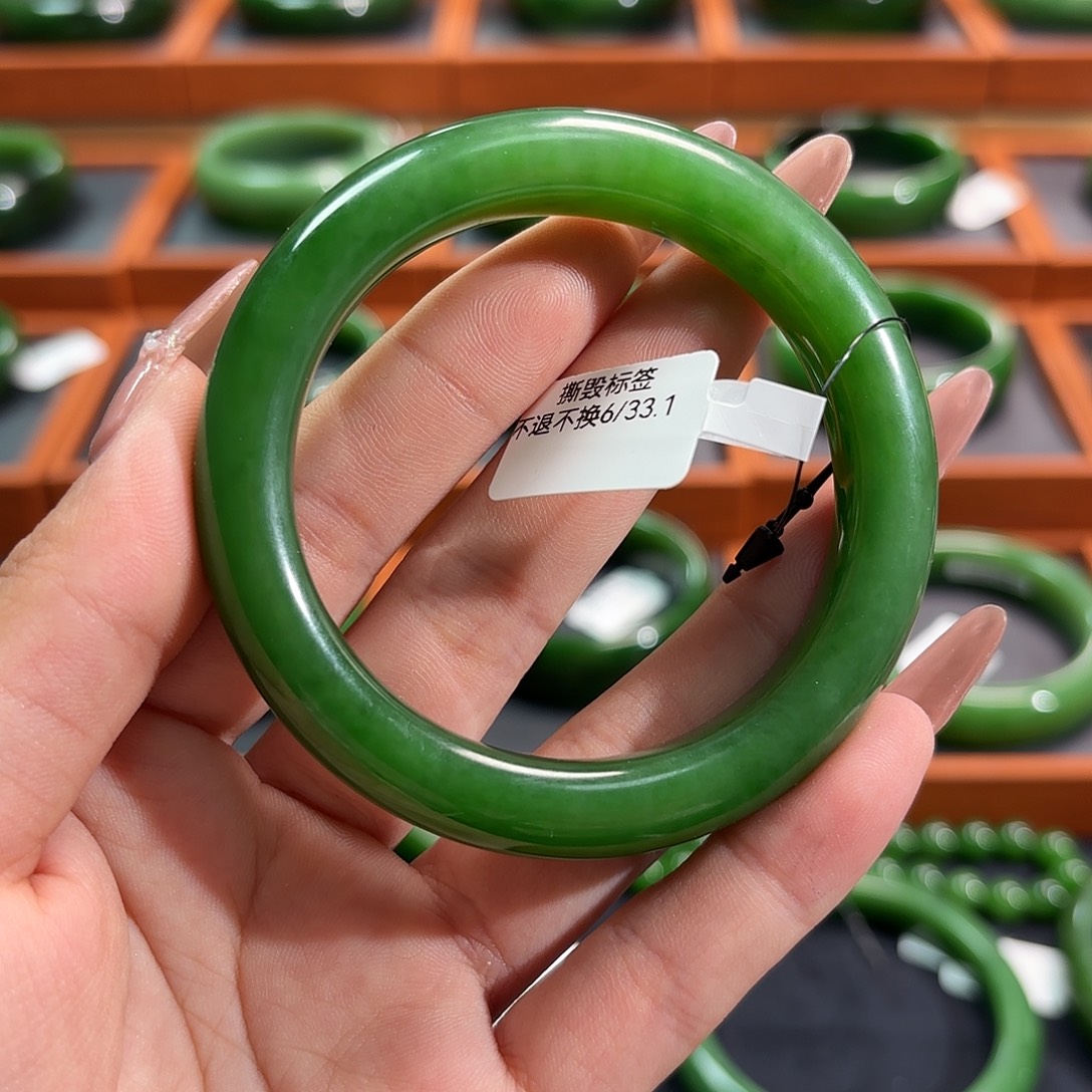 和田玉（碧玉）未镶嵌手镯阳绿泥鳅背