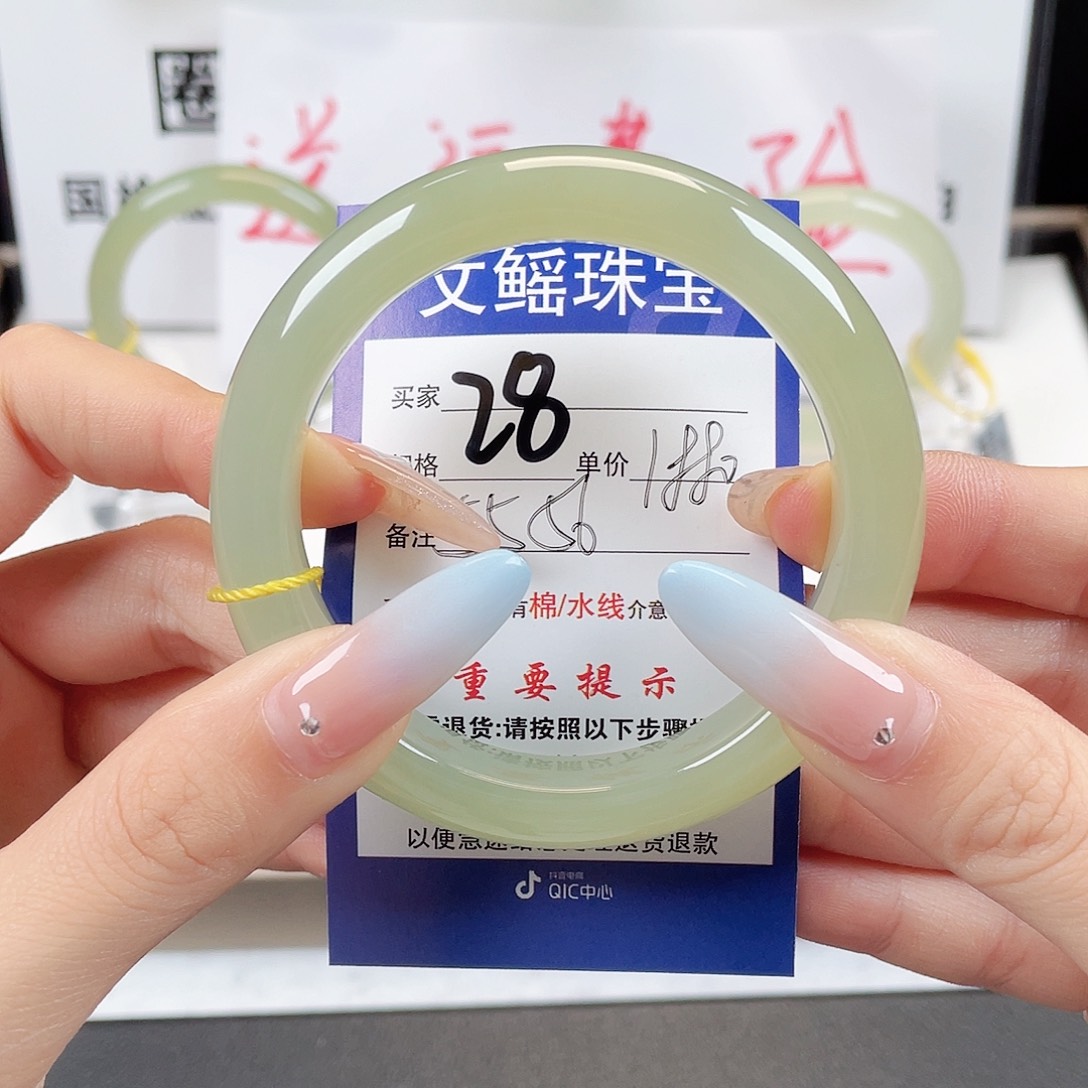 和田玉手镯未镶嵌
