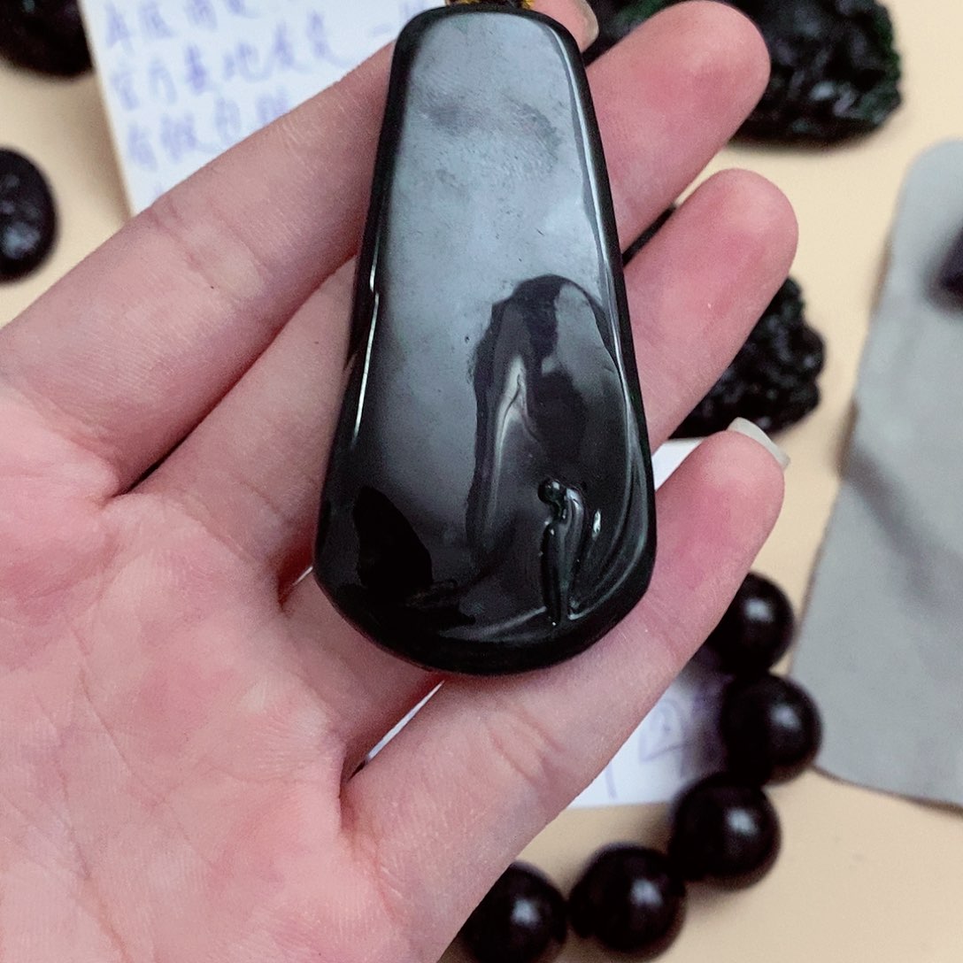 翡翠颈饰未镶嵌翡翠