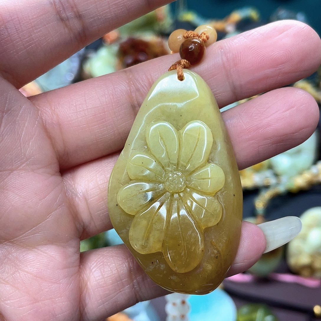 蛇纹石玉颈饰未镶嵌