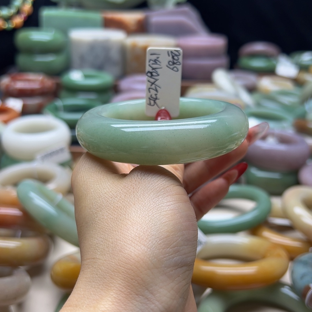 苏***雪石英质玉未镶嵌手镯