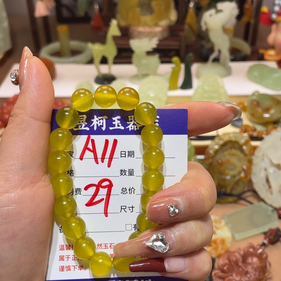 蛇纹石玉颈饰未镶嵌?****。