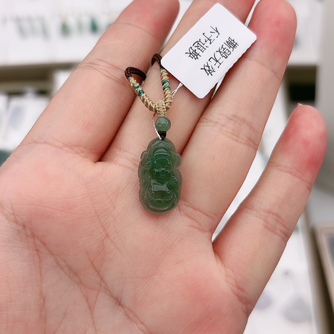 翡翠颈饰未镶嵌财神