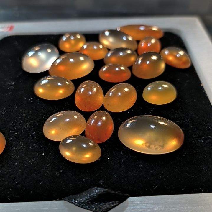 关***嘴石英岩玉戒面未镶嵌