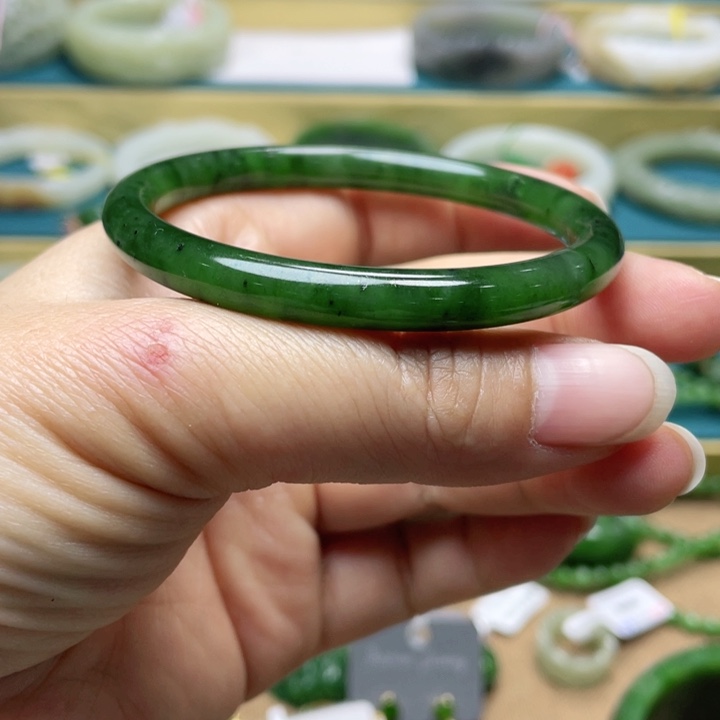 和田玉手镯57圈口。编号8未镶嵌福*?