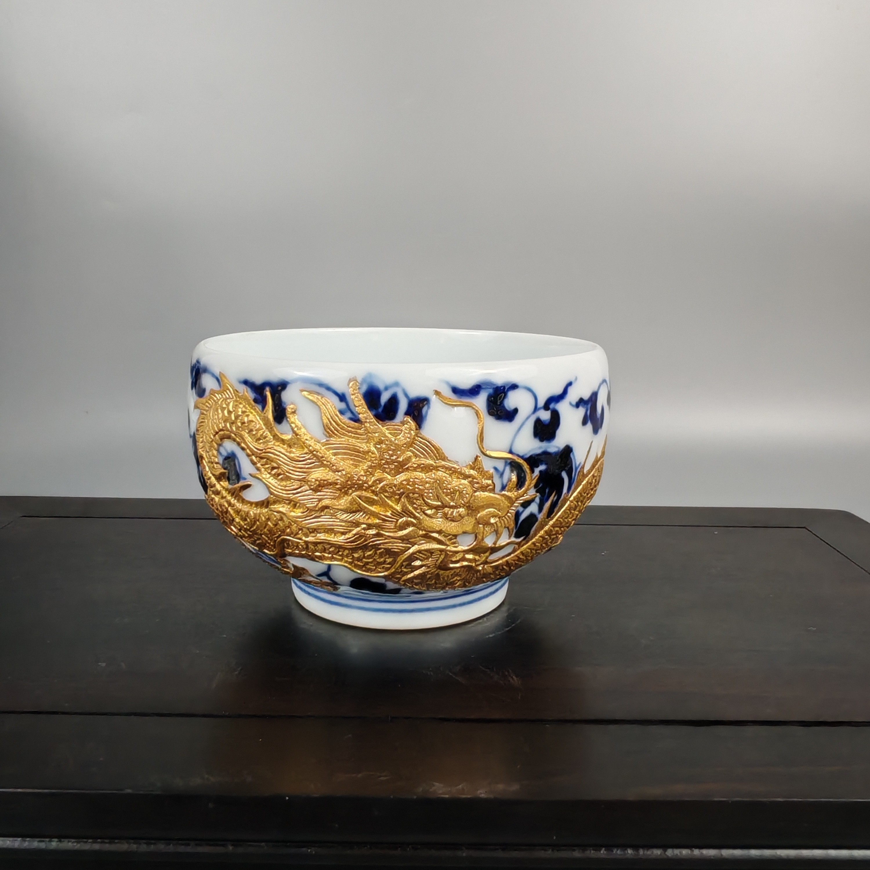 景德镇陶瓷茶器青花瓷纯手绘缠枝莲雕刻龙纹描金主人杯手工