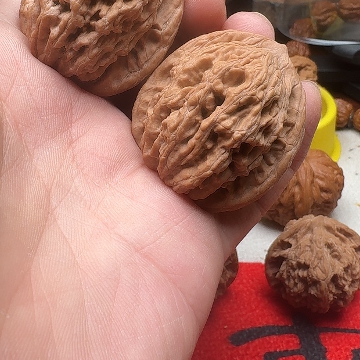 文玩核桃吊坠虎头