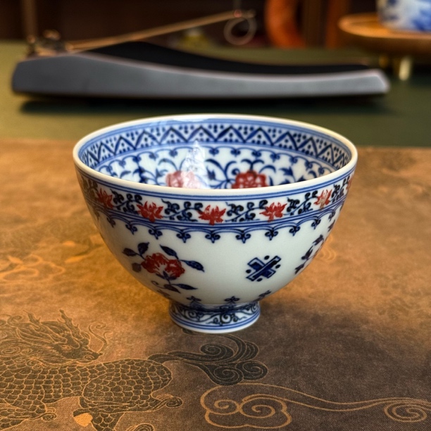 景德镇青言雅玩纯手工手绘青花釉里红缠枝莲鸡心杯主人杯