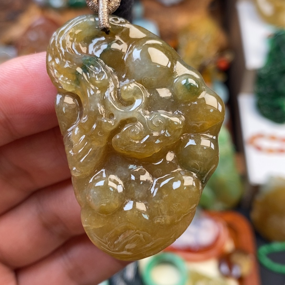 翡翠未镶嵌颈饰如意