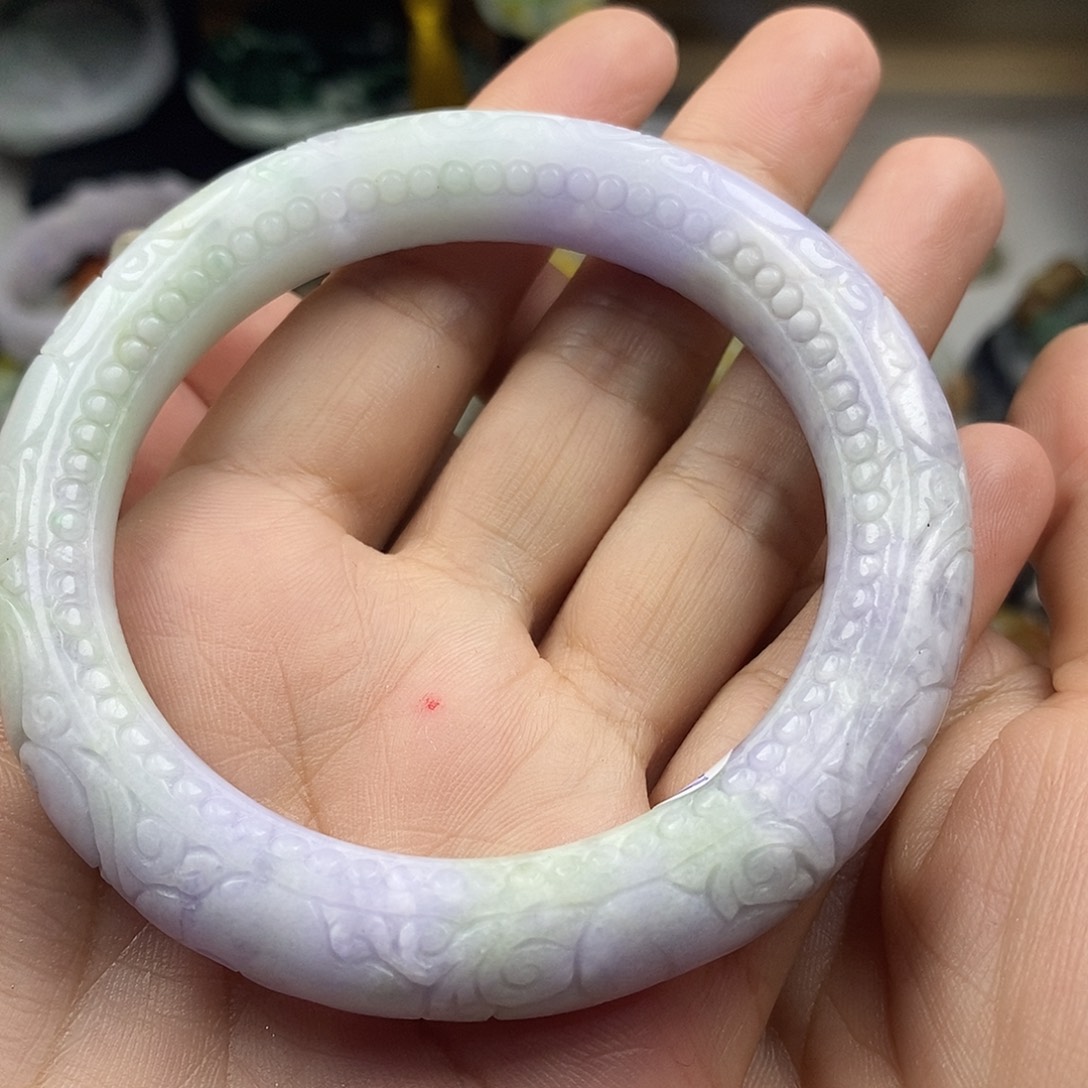 翡翠未镶嵌颈饰蚂*?手镯