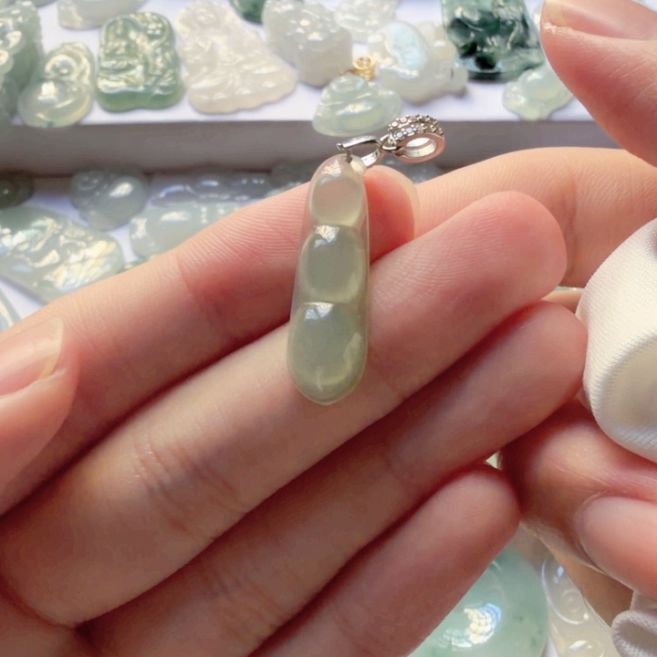 翡翠未镶嵌颈饰缅甸