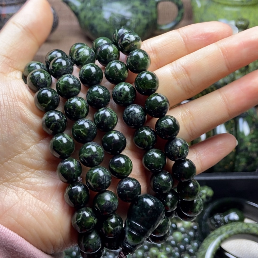 桂***姐蛇纹石玉未镶嵌药王石项链卡10