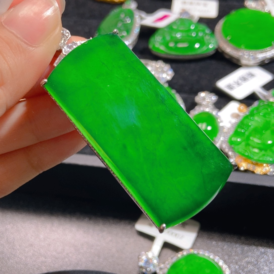 翡翠吊坠(不含链)未镶嵌凹*