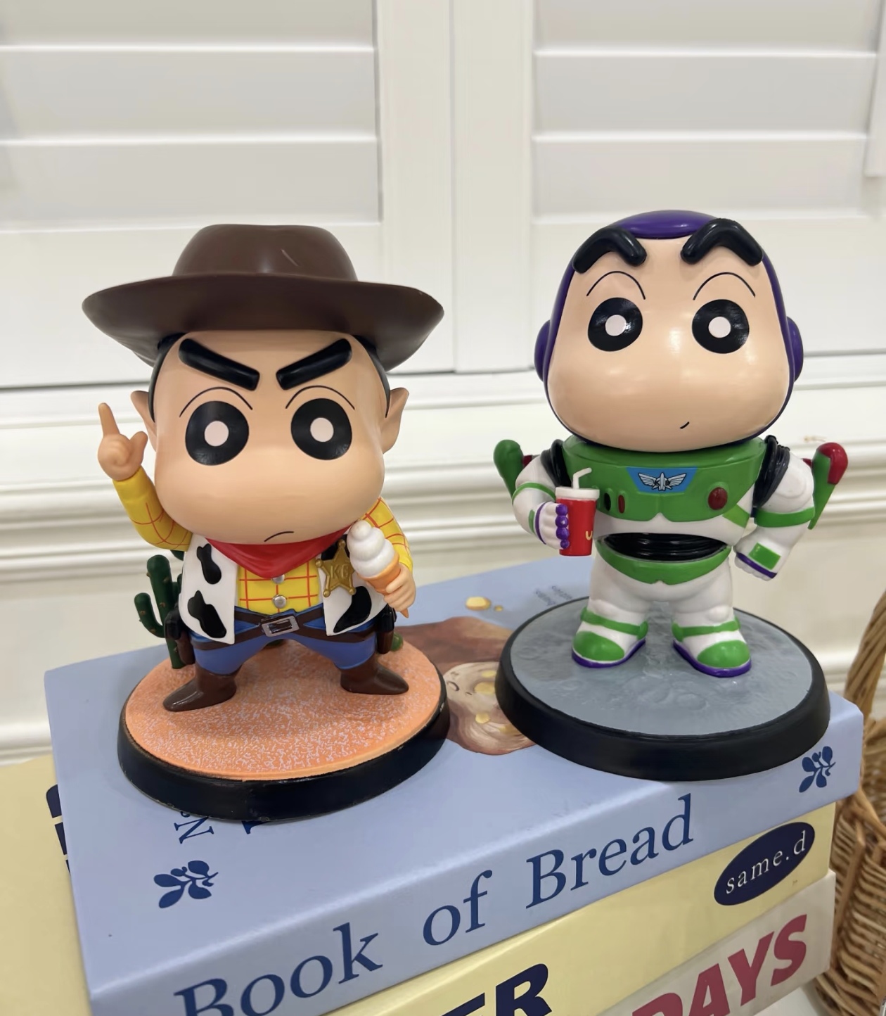 蜡笔小新懒人手机座手办模型可爱桌面摆件公仔动漫潮玩礼物牛仔