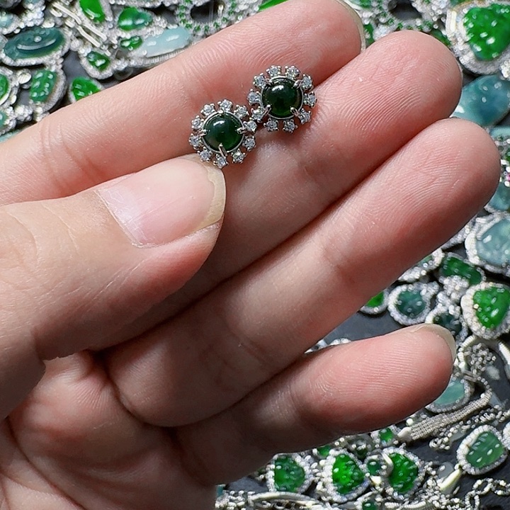 翡翠颈饰未镶嵌天然A货翡翠放漏