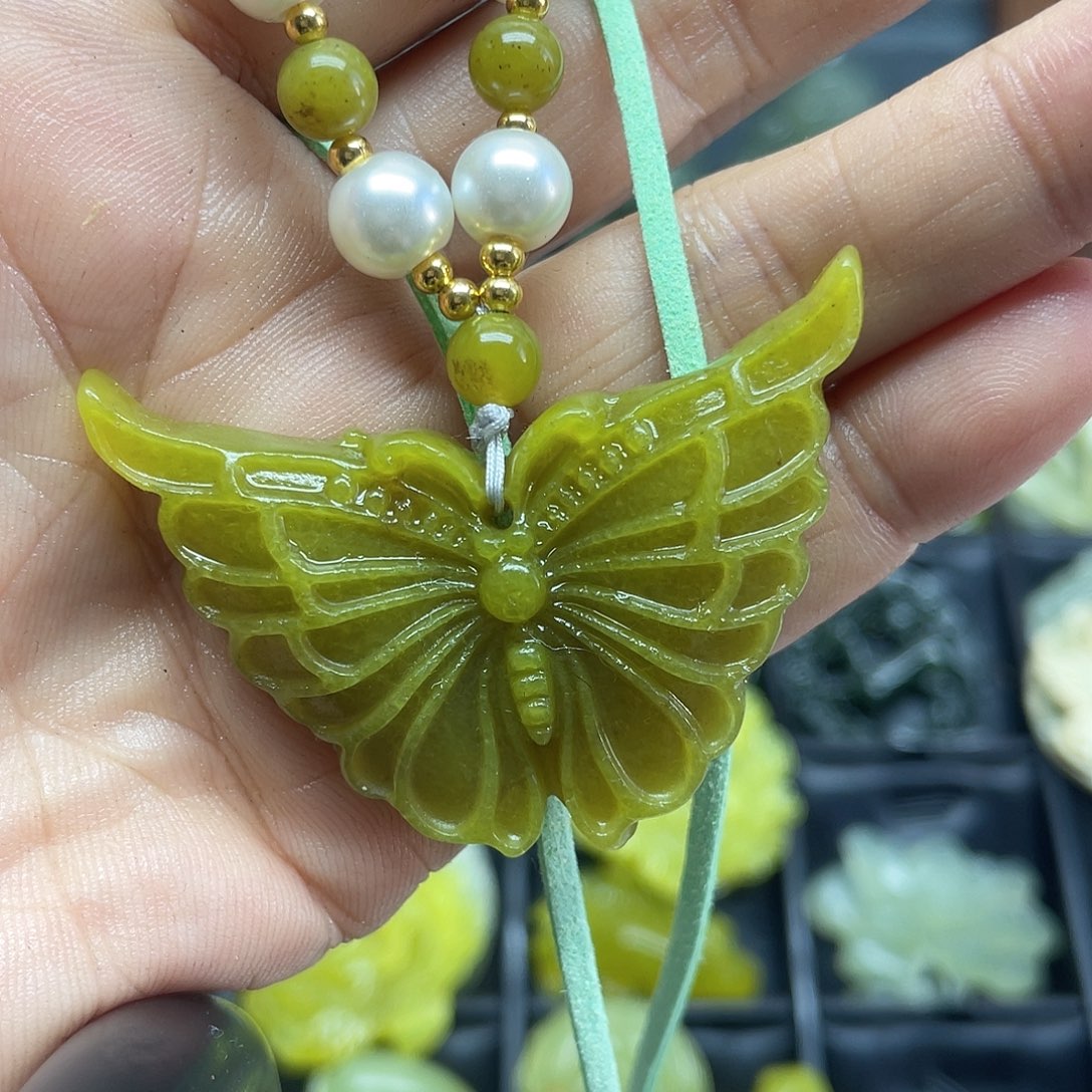 蛇纹石玉未镶嵌颈饰