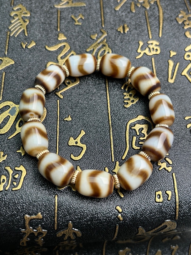 精品藏传虎牙玛瑙珠手串