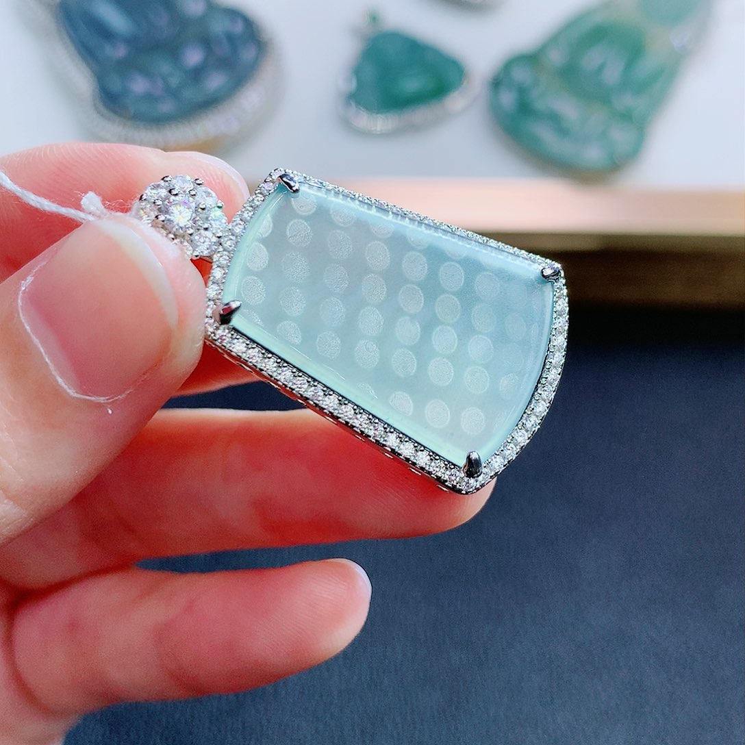 翡翠颈饰未镶嵌翡翠