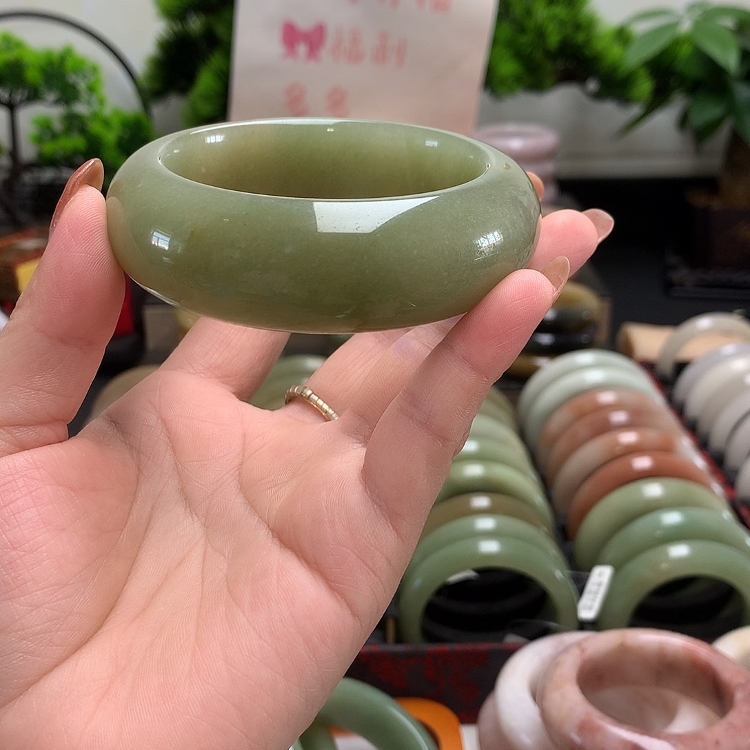 建***浆未镶嵌玉石英质玉（佘太翠）